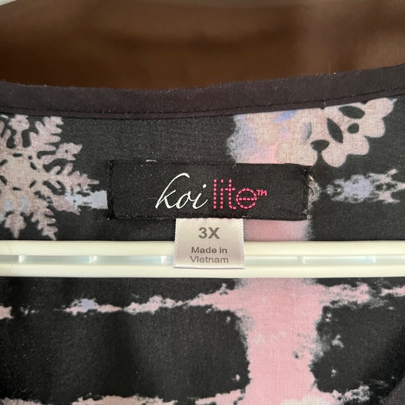 Scrub tops - Picture 7 of 9